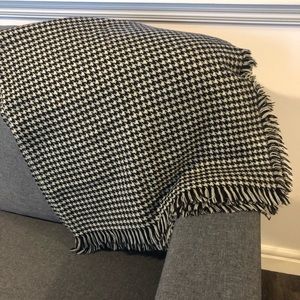Beautiful big houndstooth Zara Scarf/Wrap